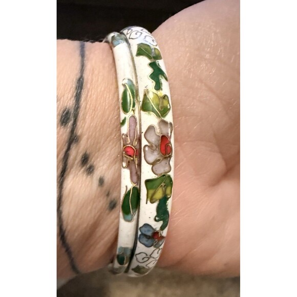 Vintage White Cloisonné Enamel Over Gold Flower Design Bangle Bracelet Set of 2 - Picture 9 of 9